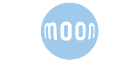 logo-moon_hellblau_02 Eine hellblaue geometrische Form in Form eines nach oben zeigenden Pfeils mit einem darunter liegenden rechteckigen Balken, zentriert auf weißem Hintergrund, symbolisiert effiziente Logistik Fulfillment Prozesse.